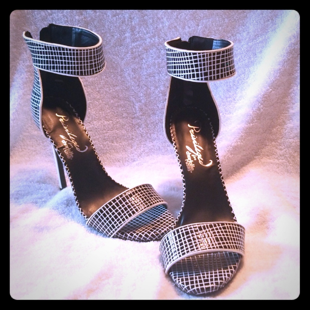 Heel shoes